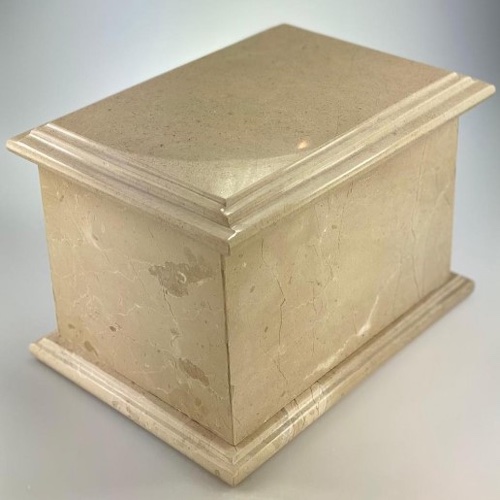 marmurowa urna w kolorze piaskowym